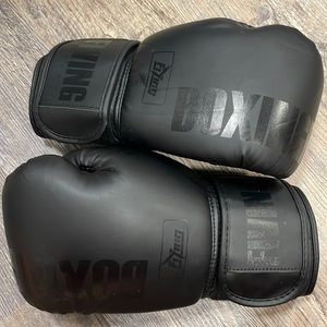 BRAND NEW 8 oz boxing gloves